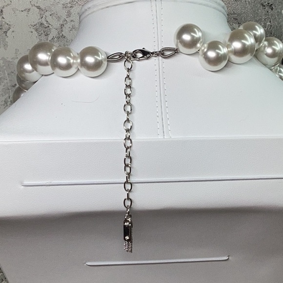 Vera Wang Faux Pearl Necklace Strung Uniquely w Coordinating Pierced Earrings - Picture 3 of 4